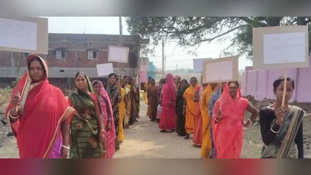 Giridih News :नशा के खिलाफ महिलाओं ने निकाला लाठी मार्च