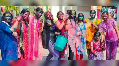 Bokaro News : खूब उड़ा रंग-गुलाल, युवाओं ने जमकर किया धमाल