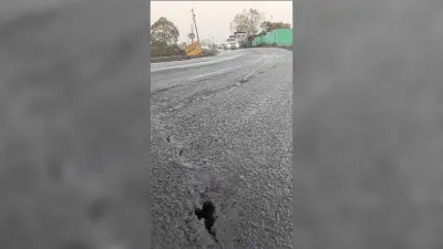 Bokaro News :कोल ट्रांसपोर्टिंग हीरक रोड में दरार के साथ बना गोफ