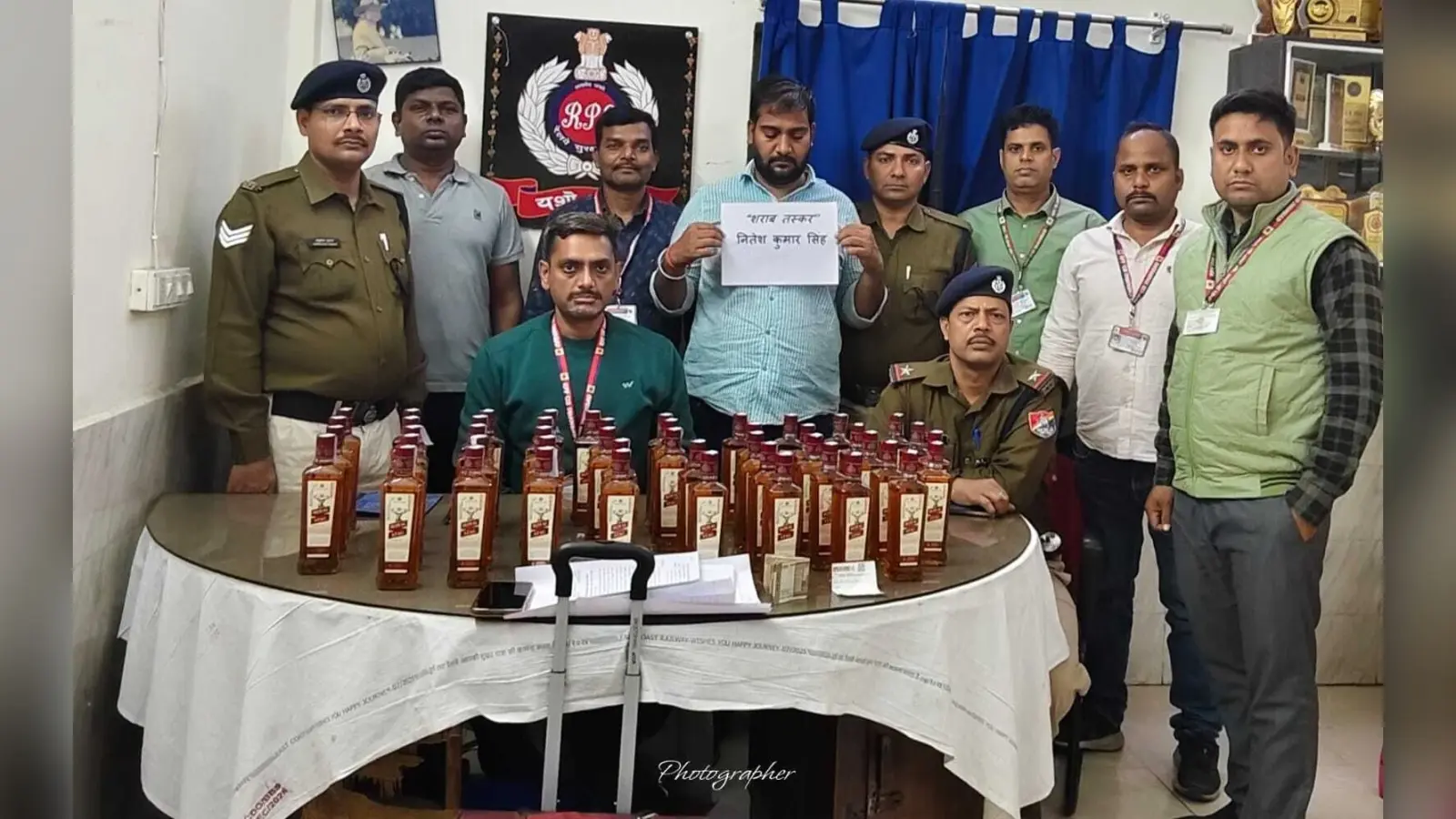 Dhanbad News: 48 बोतल शराब के साथ पकड़ाया युवक