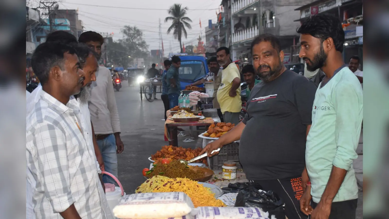 रमजान का आज 16वां रोजा हुआ मुकम्मल, बाजारों में इफ्तार की बहार