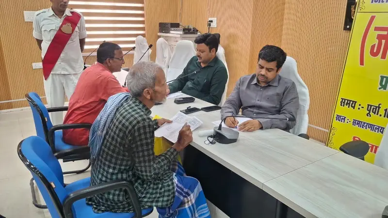 जनता दरबार में डीएम ने सुनी 24 लोगों की समस्याएं, त्वरित कार्रवाई के दिए निर्देश