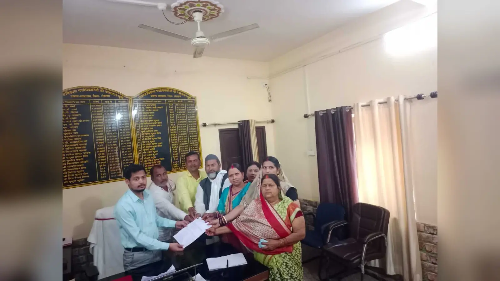 प्रमुख के खिलाफ अविश्वास प्रस्ताव के लिए दिया आवेदन