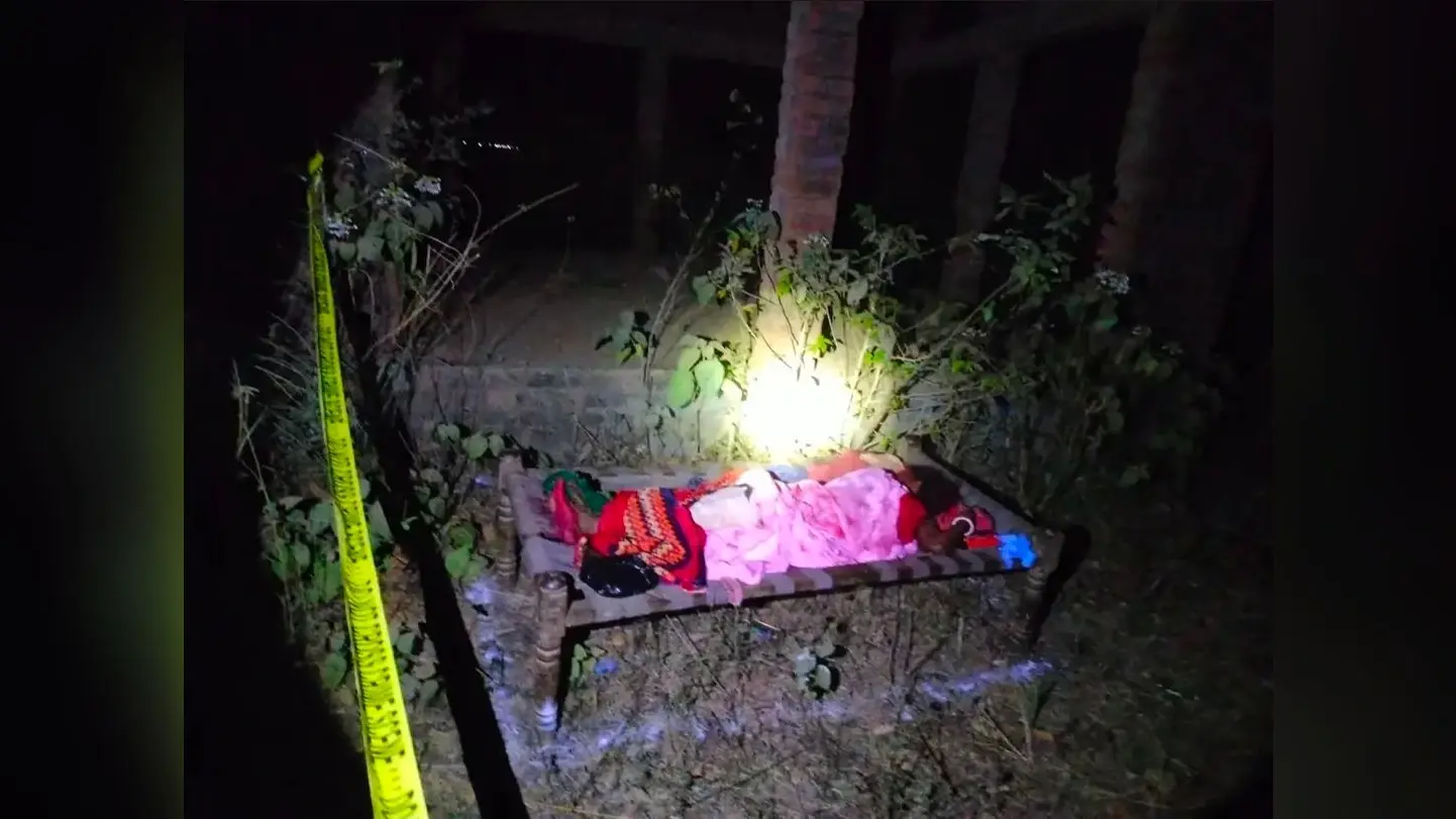 महिला की हत्या के बाद शव जलाने जा रहे थे ससुराल वाले, पुलिस को देख लाश छोड़ भागे
