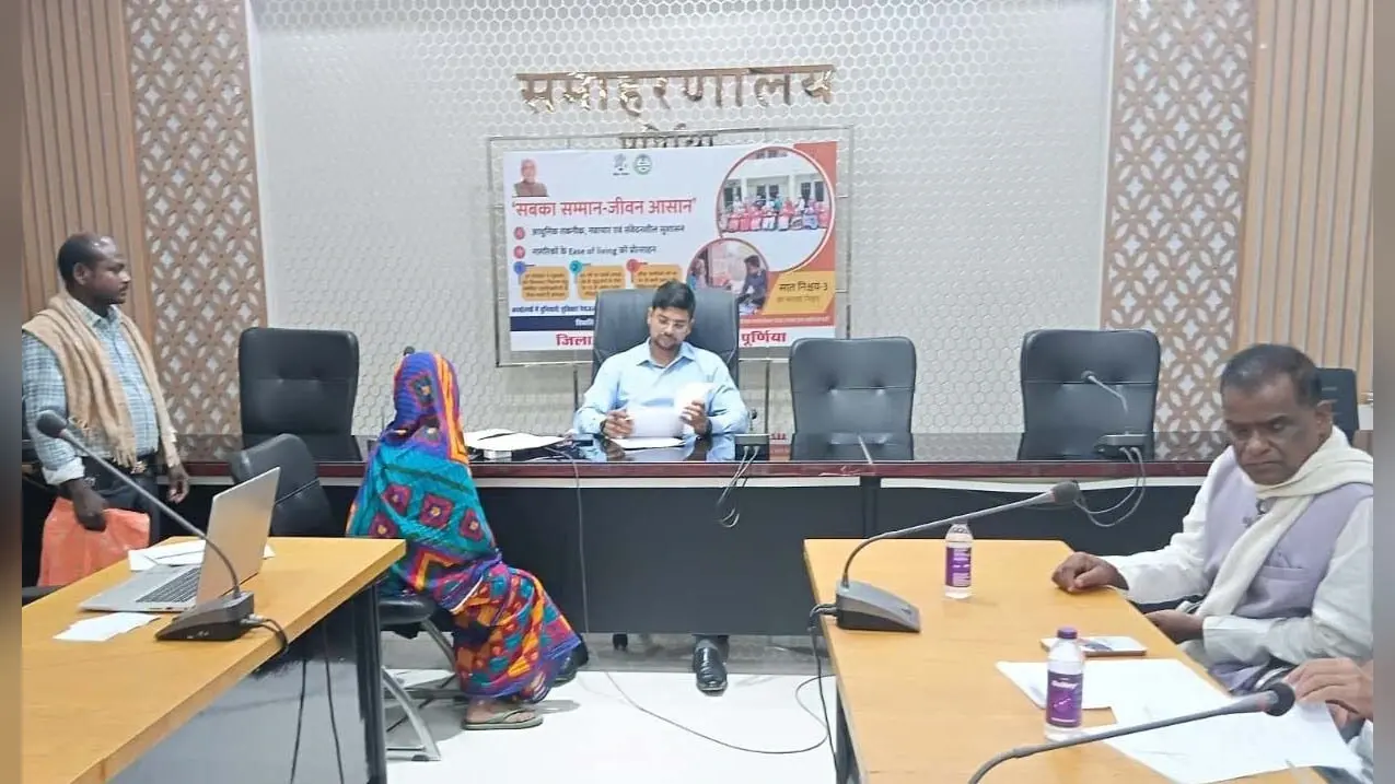 सबका सम्मान-जीवन आसान कार्यक्रम में डीएम ने 14 आवेदनों पर की सुनवाई