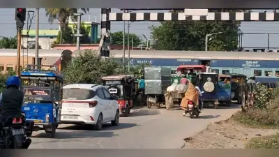 अनुमंडलीय अस्पताल के समीप रेलवे फाटक पर ओवरब्रिज की मांग हुई तेज