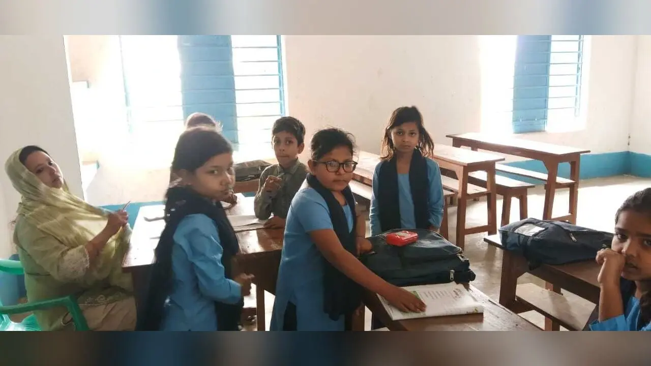 12 बजे तक नहीं बनी बच्चों की उपस्थिति, एमडीएम भी नहीं पका