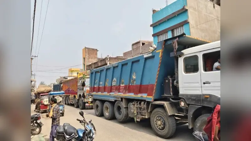 गिद्धौर जमुई मुख्य राजमार्ग पर रोज लग रहा जाम, घंटों फंसे रहते हैं वाहन