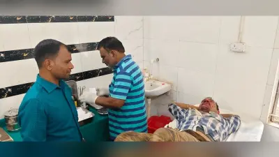 बाइक से बचने के प्रयास में पलटा ई-रिक्शा, चालक समेत तीन लोग गंभीर रूप से घायल