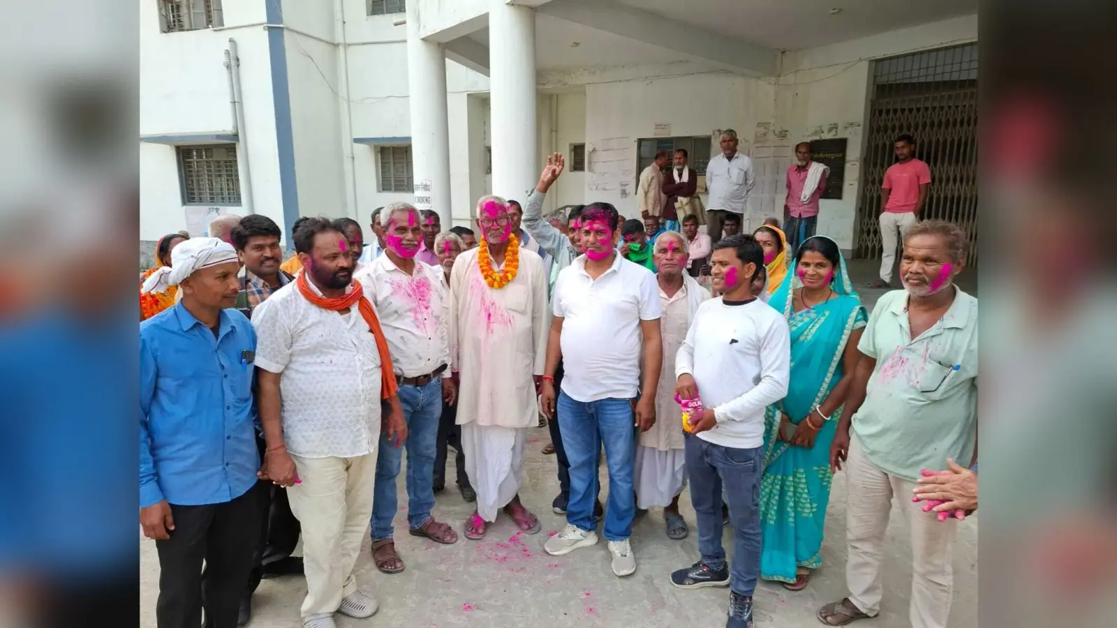 मनिहारी में पैक्स चुनाव को लेकर प्रत्याशियों ने नामांकन परचा भरा