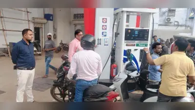 पेट्रोल-डीजल के ब्लैक में बेचने की सूचना पर अधिकारियों ने की पेट्रोल पंपों की जांच