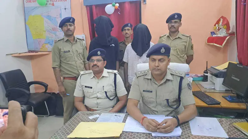 काली मंदिर से चांदी का मुकुट चोरी करते नाबालिग को पकड़ कर पुलिस को सौंपा