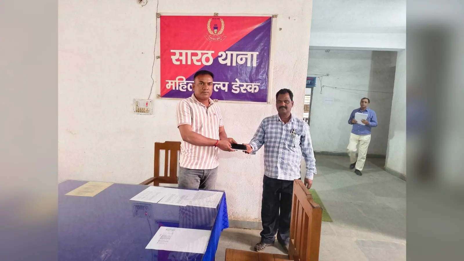 तीन लोगों के खोये मोबाइल को पुलिस ने बरामद कर सौंपा