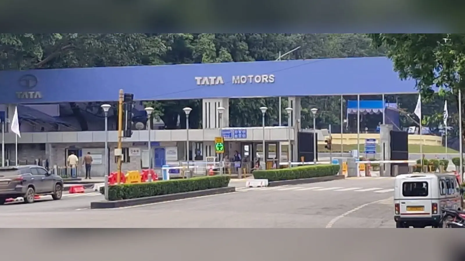 टाटा मोटर्स और कमिंस में आठ मार्च को रहेगा वर्किंग डे, लक्ष्य पूरा करने की तैयारी