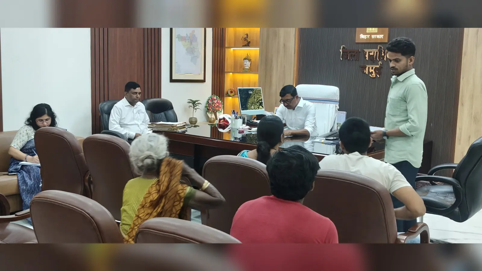 जनता दरबार में डीएम ने सुनीं जन-समस्याएं, त्वरित निष्पादन का दिया निर्देश