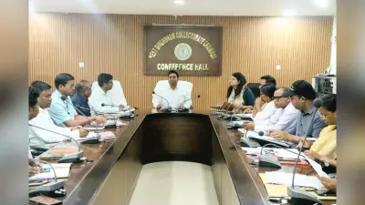 Chaibasa News : दाखिल-खारिज के लंबित मामले एक सप्ताह में निपटायें : डीसी