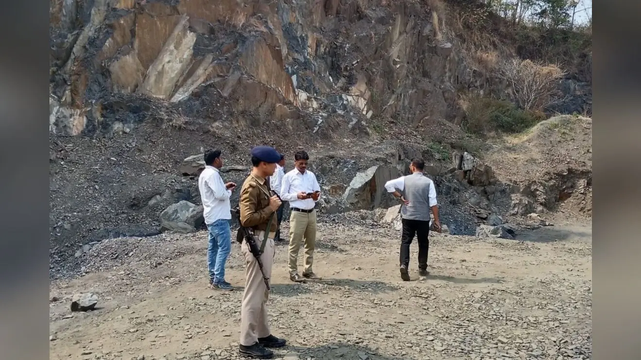 East Singhbhum News : अवैध पत्थर खदानों पर एसडीओ का धावा, सामान छोड़कर भागे मजदूर