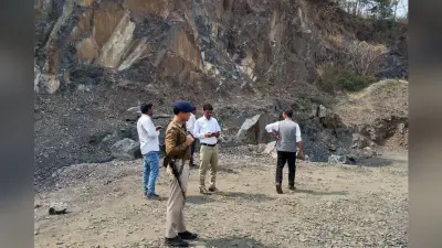 East Singhbhum News : अवैध पत्थर खदानों पर एसडीओ का धावा, सामान छोड़कर भागे मजदूर
