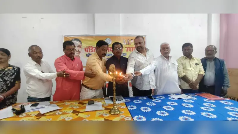 कार्यकर्ताओं को प्रशिक्षित करने का काम शुरू