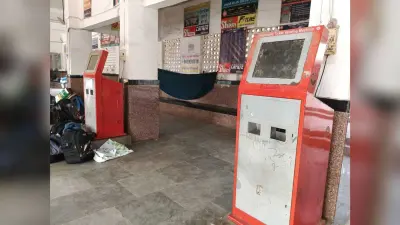 मेंटेनेंस के अभाव में दो महीना से बंद है दो एटीवीएम, रेल यात्रियों को नहीं मिल रहा टिकट