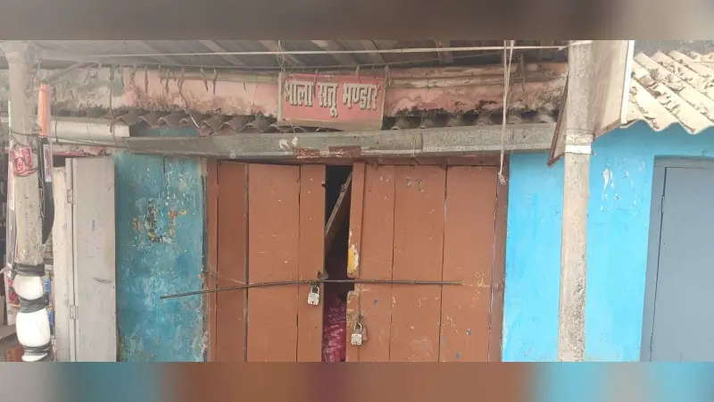 चोरों ने दुकान का ताला तोड़कर की नगद राशि व कीमती सामानों की चोरी