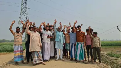 एप्रोच पथ निर्माण की मांग को ग्रामीणों ने किया प्रदर्शन