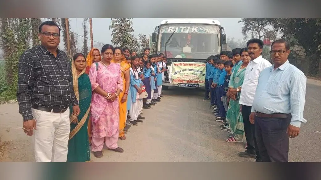 उत्क्रमित मध्य विद्यालय जमुनिया के बच्चे गये परिभ्रमण पर
