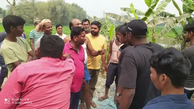 सड़क निर्माण में अनियमितता को लेकर ग्रामीणों ने किया प्रदर्शन