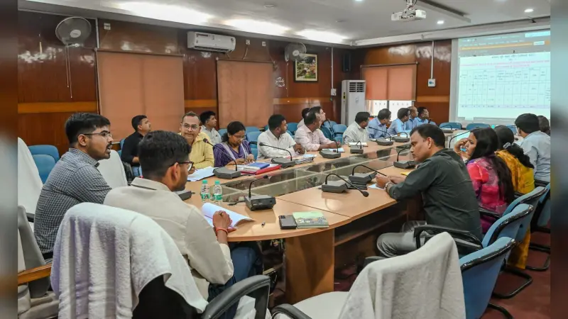Deoghar News : लंबित वादों को जल्द निबटायें, जनहित के मामलों में देरी बर्दाश्त नहीं : डीसी