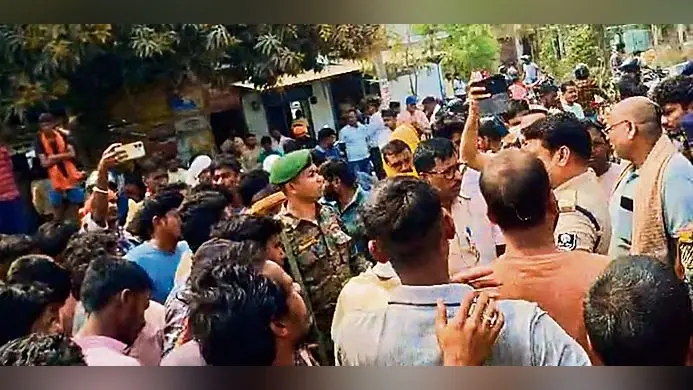 भाई को स्टेशन छोड़कर लौट रहे युवक की हादसे में मौत, गुस्साये लोगों ने किया सड़क जाम