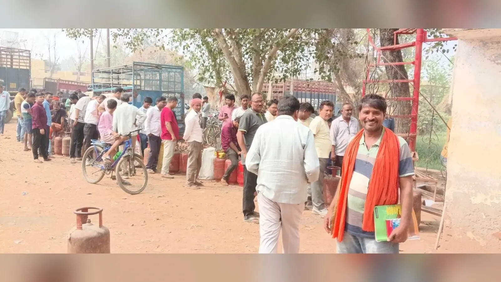 गैस की कमी होने की आशंका से घबराये लोग, रिफिल के लिए लगी लंबी लाइन