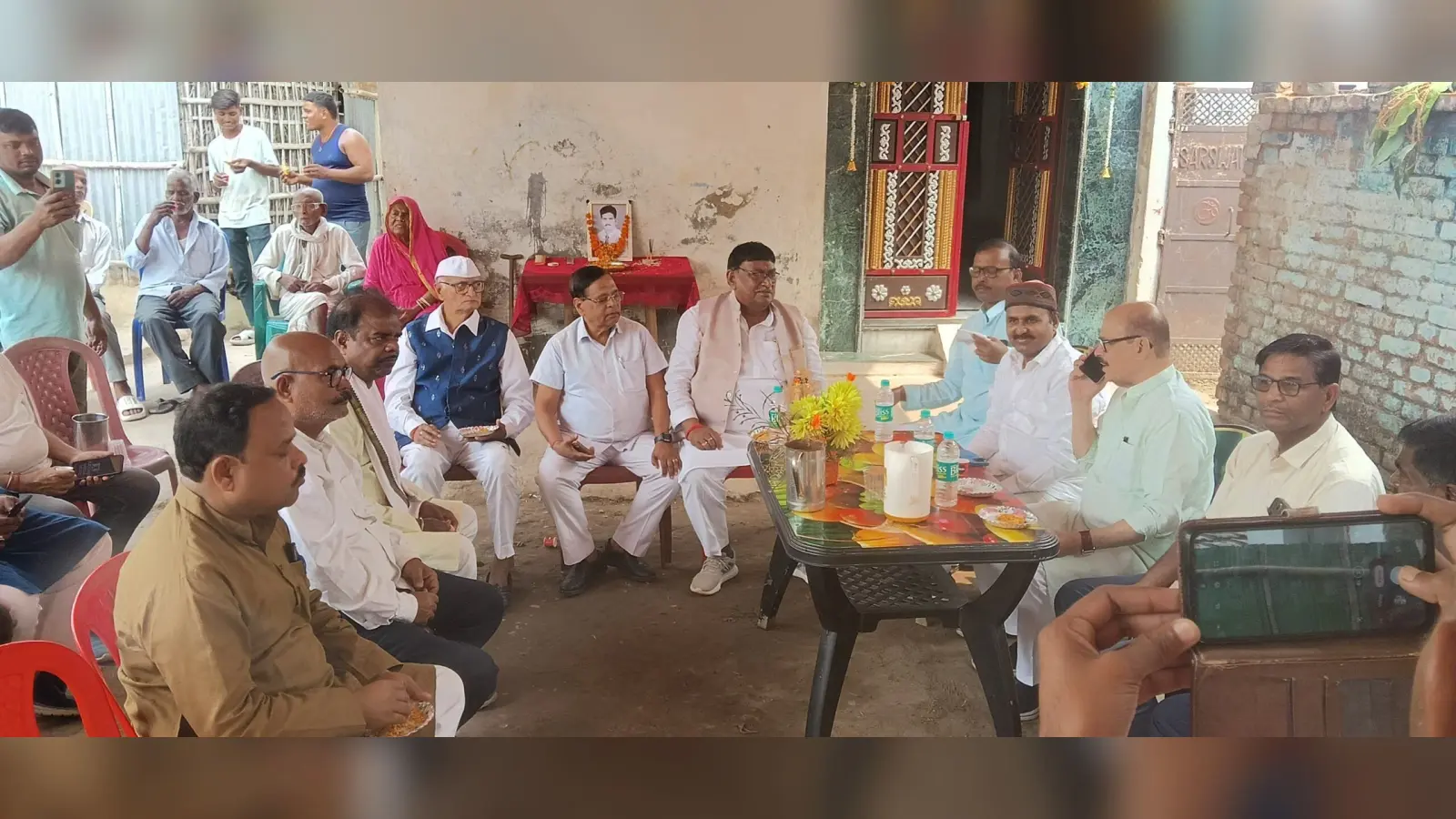 मृतक के परिजनों से मिले सांसद, जताया दुख