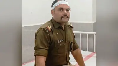 पेड़ से टकरायी यूपी पुलिस की गाड़ी, दो एसआइ समेत चार पुलिसकर्मी घायल, दो रेफर