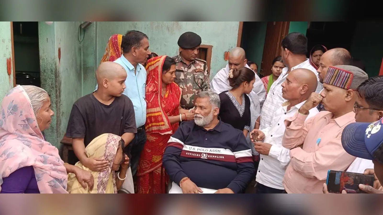 फलका में सड़क दुर्घटना में मृतक के परिजनों से मिलने पहुंचे सांसद