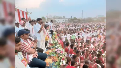 प्रखंड स्तरीय सरहुल मिलन समारोह में जुटे लोग
