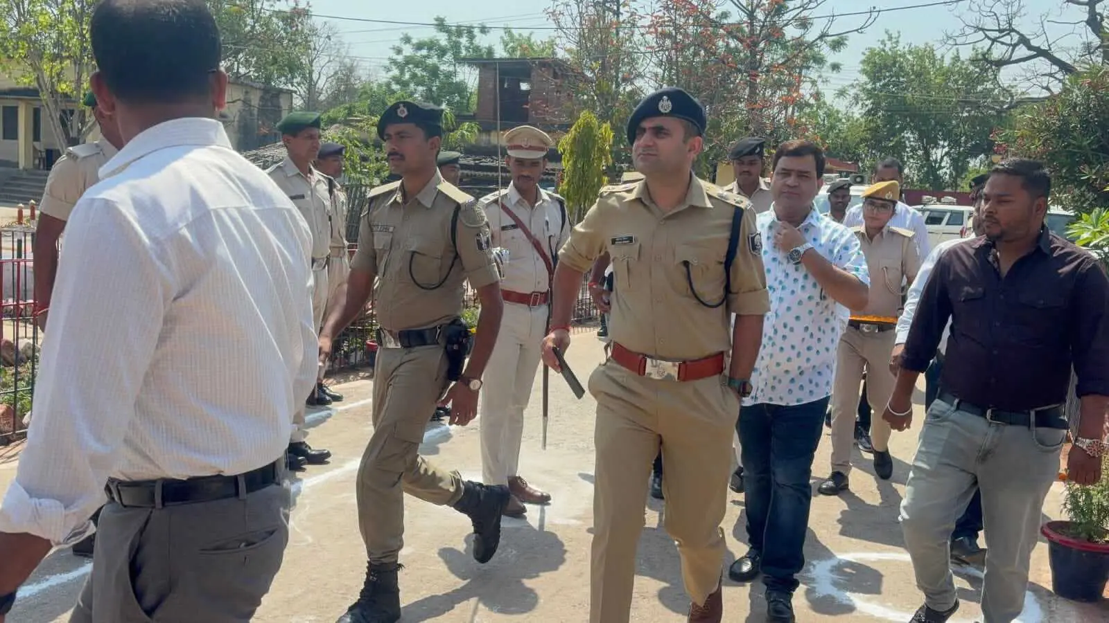 डीएम व एसपी के समक्ष बंदियों ने रखीं समस्याएं, कई का ऑन स्पॉट निदान