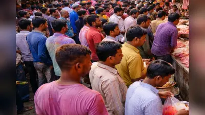 होली पर गुमला में नॉनवेज पर टूट पड़े लोग, भोर होते ही बाजारों में उमड़ी भीड़