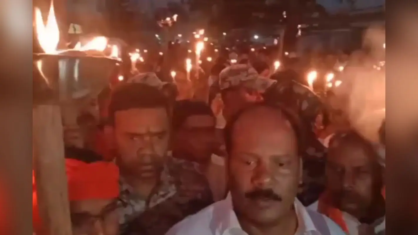 हजारीबाग के विष्णुगढ़ में उमड़ा जनसैलाब, 12 साल की मासूम के लिए कैंडल मार्च, दोषियों को फांसी देने की मांग