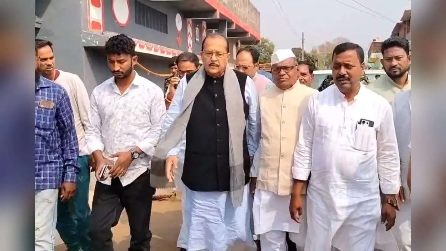 विष्णुगढ़ पहुंचे वित्त मंत्री राधा कृष्ण किशोर, पीड़ित परिवार से की मुलाकात, अधिकारियों की जमकर ली क्लास