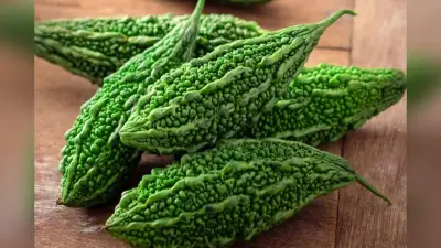 करेले के छिलके फेंकने से पहले जरूर जान लें ये कमाल की रेसिपी