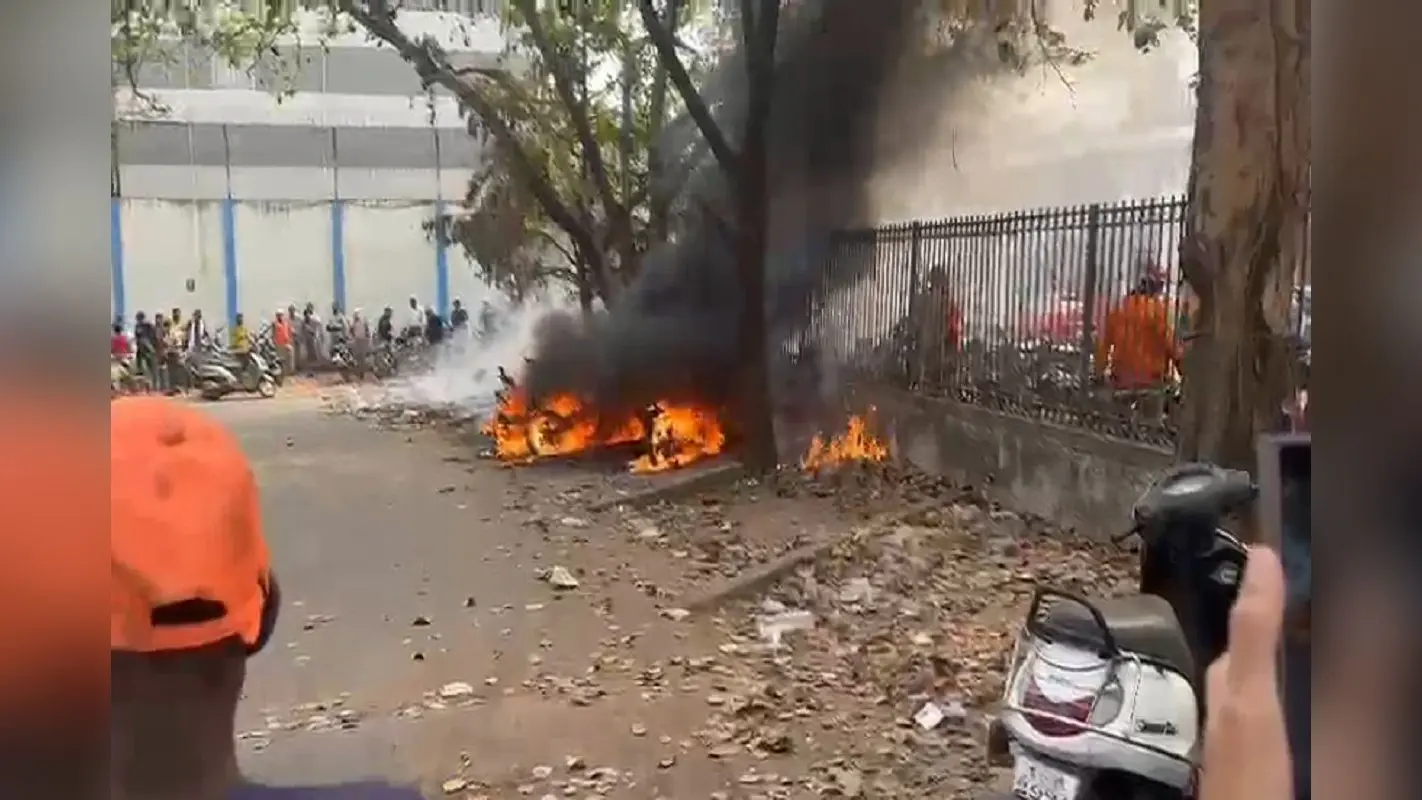 जमशेदपुर टाटा स्टील WSO गेट के पास खड़ी तीन बाइकों में लगी आग, मची अफरा-तफरी
