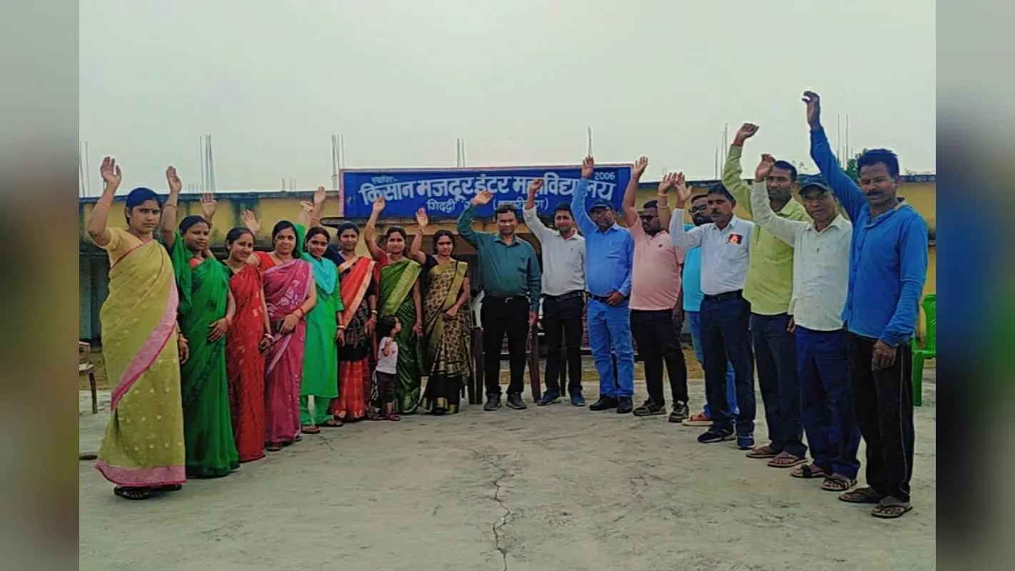 4 लाख छात्रों की पढ़ाई ठप, सड़क पर उतरे झारखंड के वित्तरहित शिक्षक, हाईकोर्ट जाने की कर रहे तैयारी