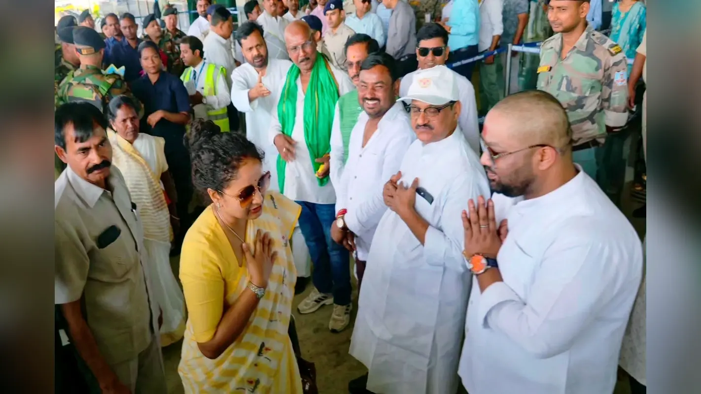 असम चुनाव में प्रचार के लिए रवाना हुईं कल्पना सोरेन, देवघर एयरपोर्ट पर भव्य स्वागत