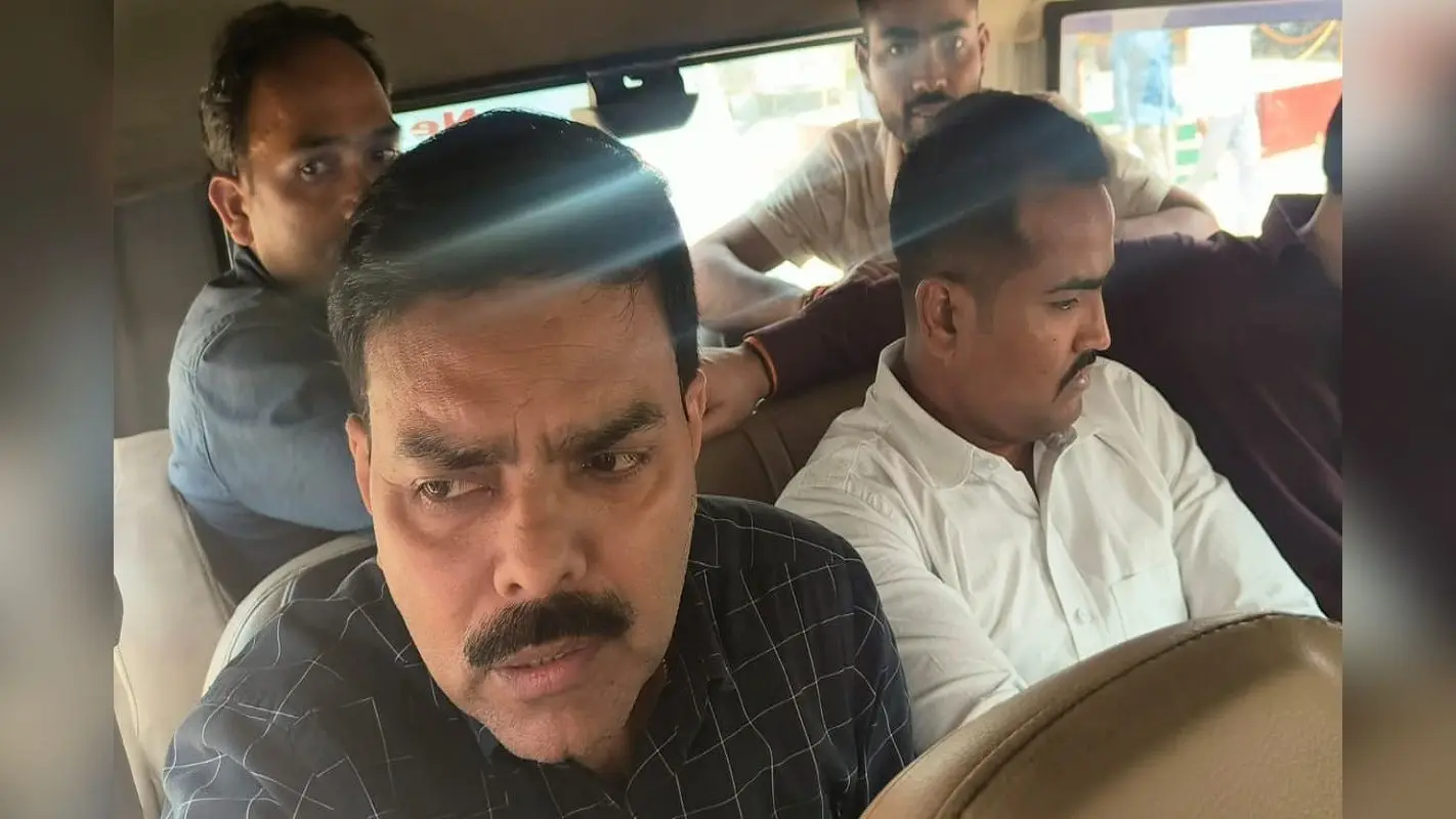 क्वार्टर में बुलाकर 15 हजार घूस ले रहे थे चंदवारा थाने के दारोगा, एसीबी की टीम ने धर दबोचा