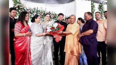 कुलदीप यादव के रिसेप्शन में पहुंचे सीएम योगी, क्रिकेटर्स का लगा जमावड़ा, विंटेज कार से हुई एंट्री