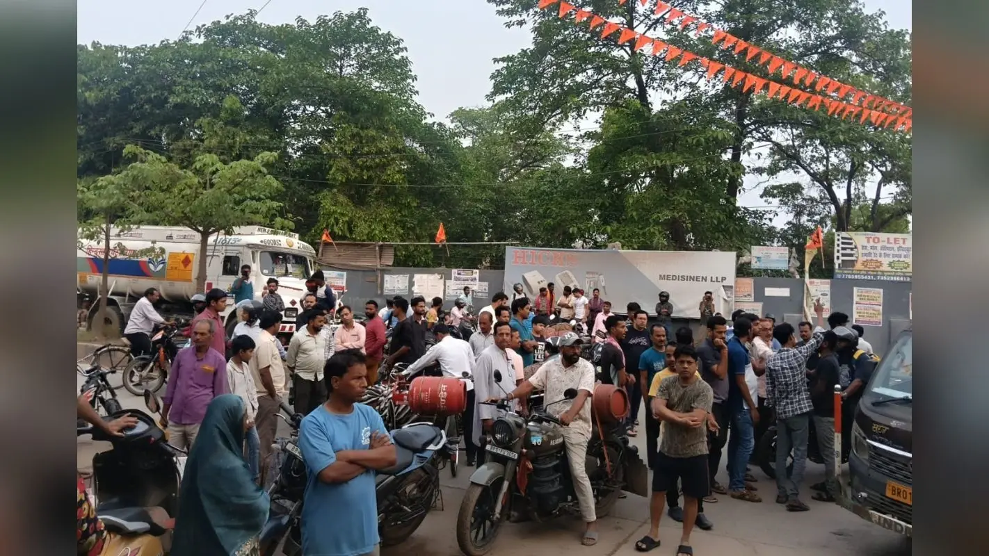 पटना में LPG सिलेंडर के लिए जमकर हंगामा, NH किया जाम, नंबर आने पर भी नहीं हो रही डिलीवरी