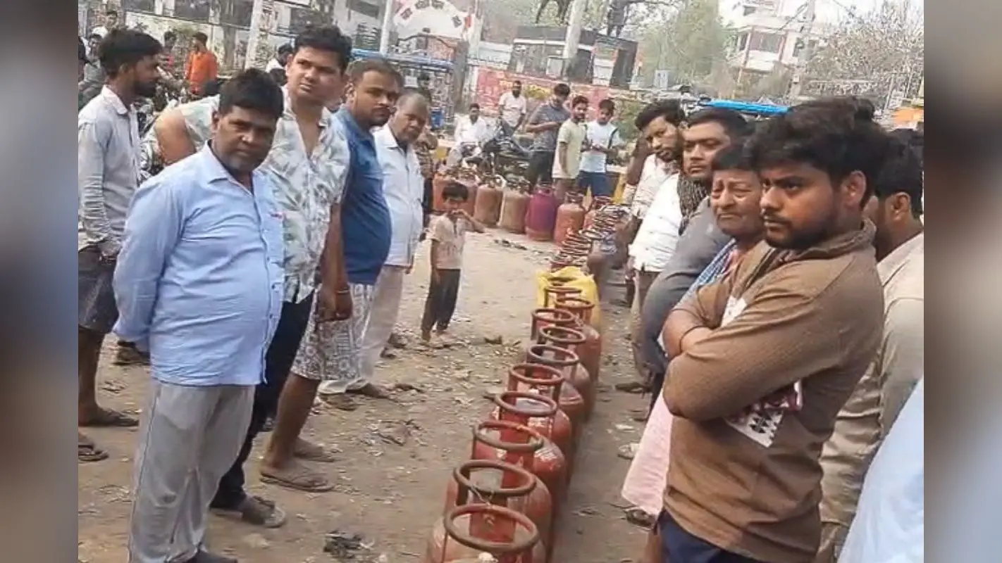 बिहार में रोजे के बीच गैस के लिए जद्दोजहद, घरेलू सिलेंडर के लिए सुबह से लगी लंबी लाइन