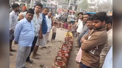 बिहार में रोजे के बीच गैस के लिए जद्दोजहद, घरेलू सिलेंडर के लिए सुबह से लगी लंबी लाइन