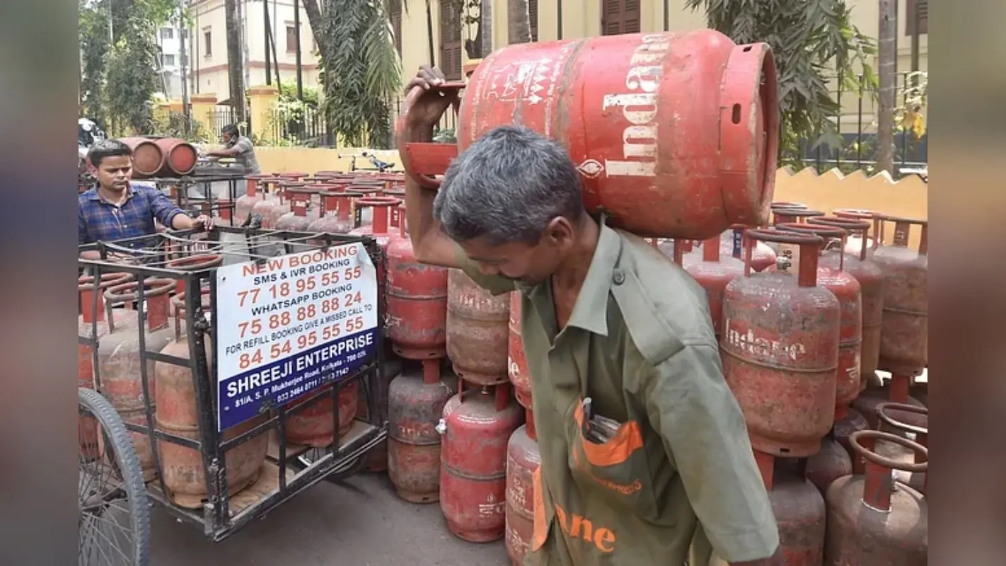 बुकिंग के 60 घंटे में घर पहुंचेगी डिलीवरी, पैनिक बुकिंग न करने की सरकार की अपील