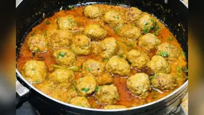 आज डिनर में बनाएं निशा मधुलिका की स्पेशल डिश – मूंग दाल पकोड़ी करी